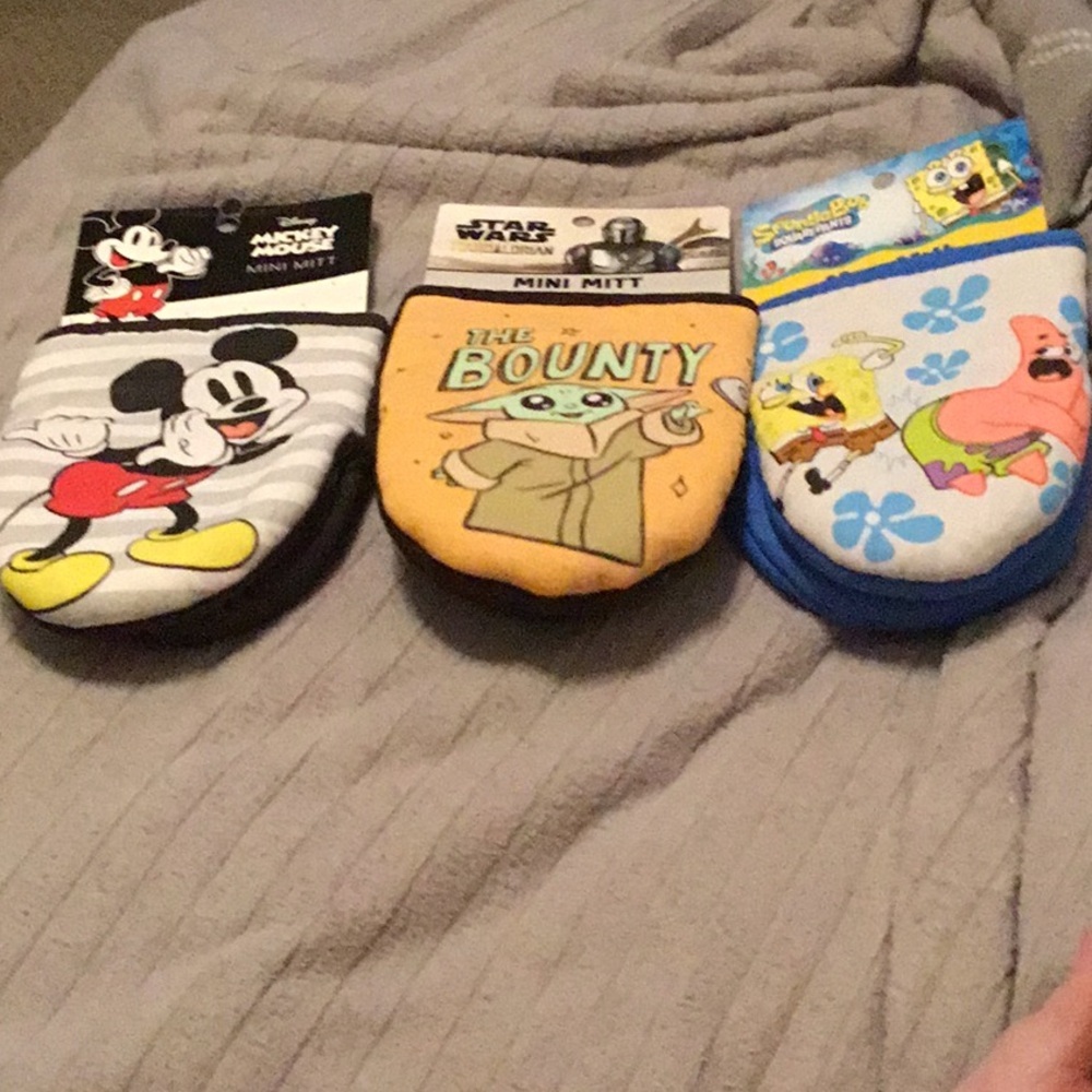 NWT Bundle Disney Mickey, Star Wars and Sponge bob  mini oven mitts bundle